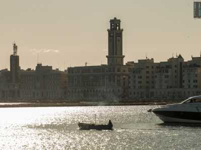 I lavori procedettero poi pi� a sud, dal 1928 fino al 1932, dando vita al tratto intitolato a Nazario Sauro, ufficiale della Marina Militare che promosse la bonifica del litorale che si estendeva da Largo Giannella fino all�odierna spiaggia di Pane e Pomodoro